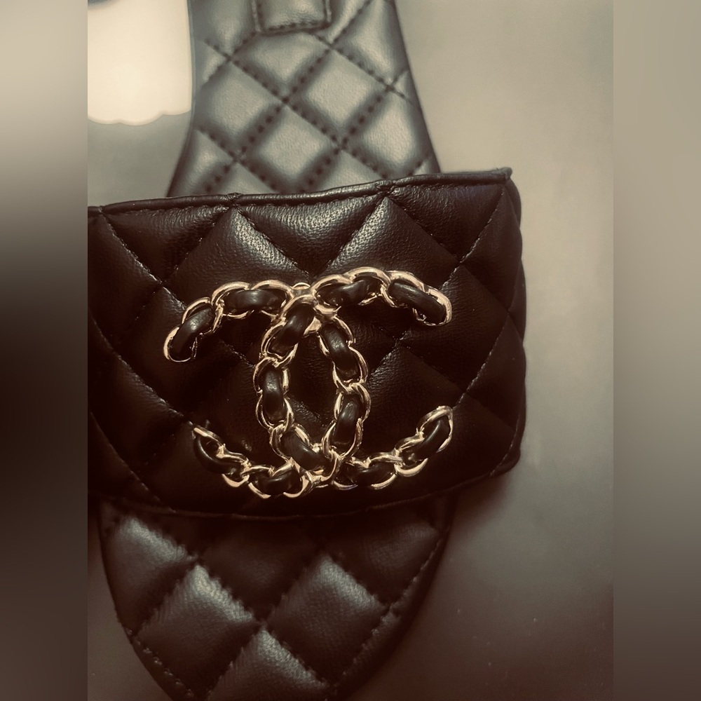 🔥 Chanel Black Quilted Vegan leather Sandals with Iconic chain CC size 39 9 - Picture 2 of 5